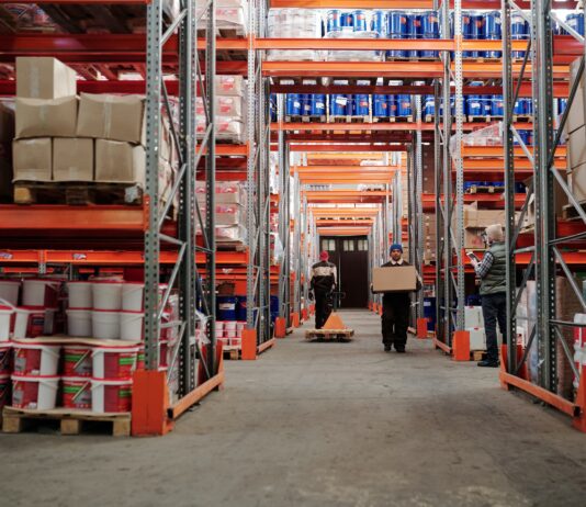 Czym zajmuje się logistyk