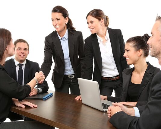 Jak zapisać w umowie pracę zdalną?