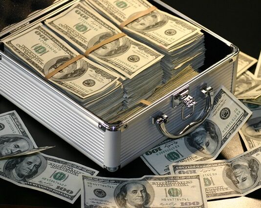 Ile zarabia się w Rossmanie?